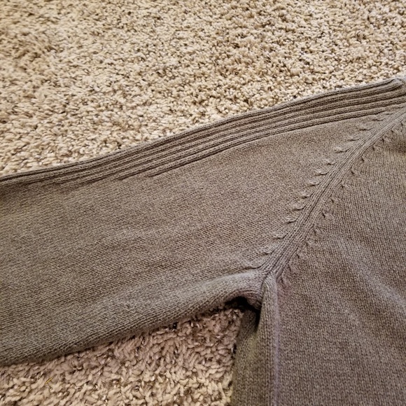 Columbia V Neck Sweater. - Picture 6 of 8